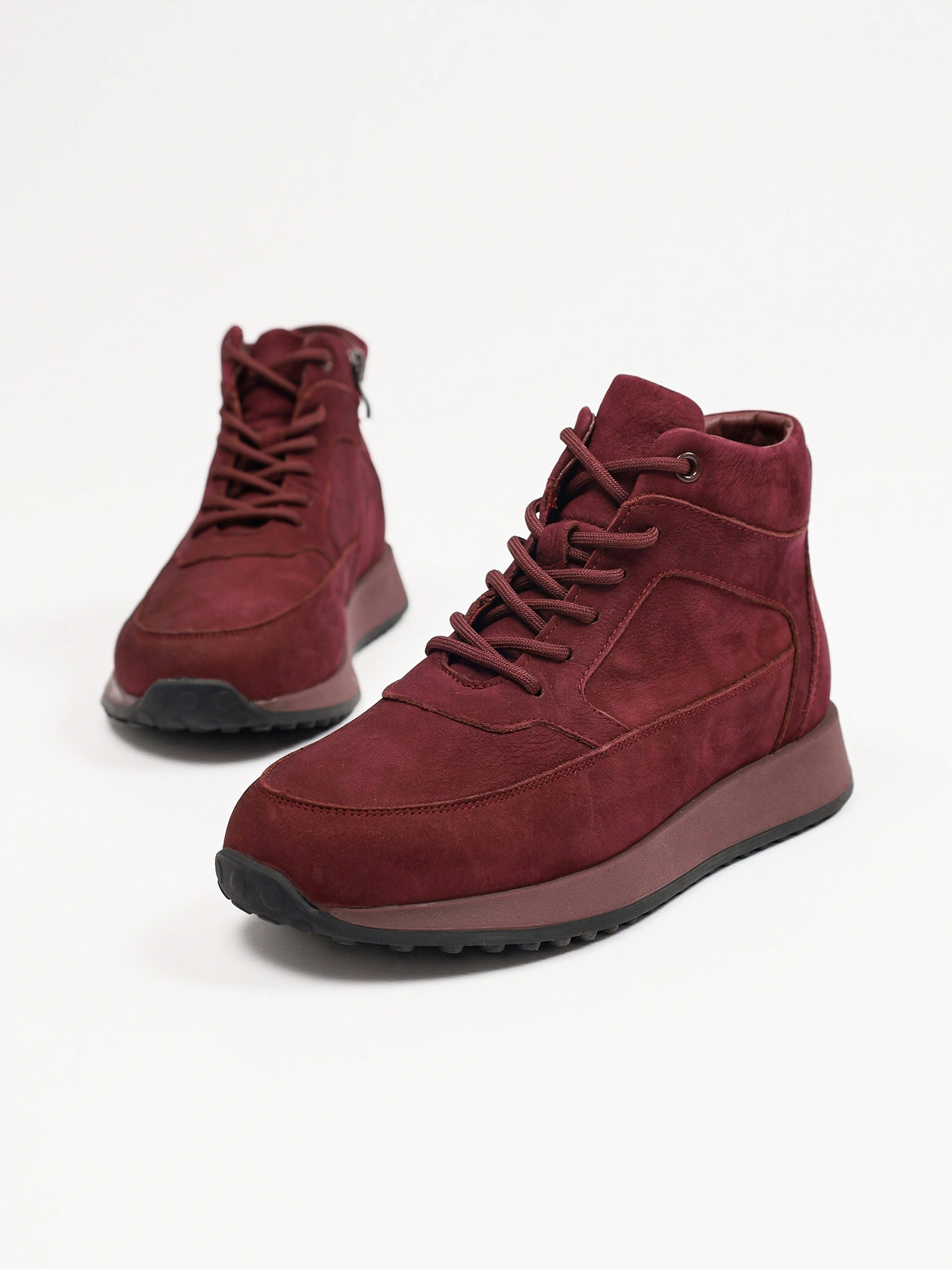 Ботинки бордового цвета на низкой рельефной подошве